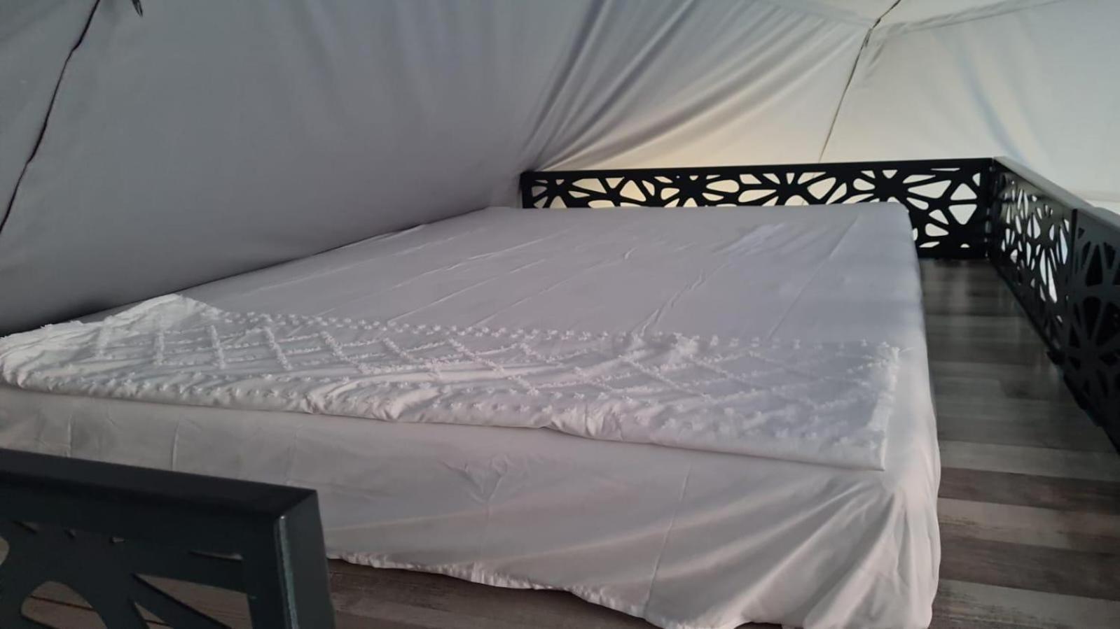 Hotel Sun Garden Glamping Domes à Călimăneşti Extérieur photo