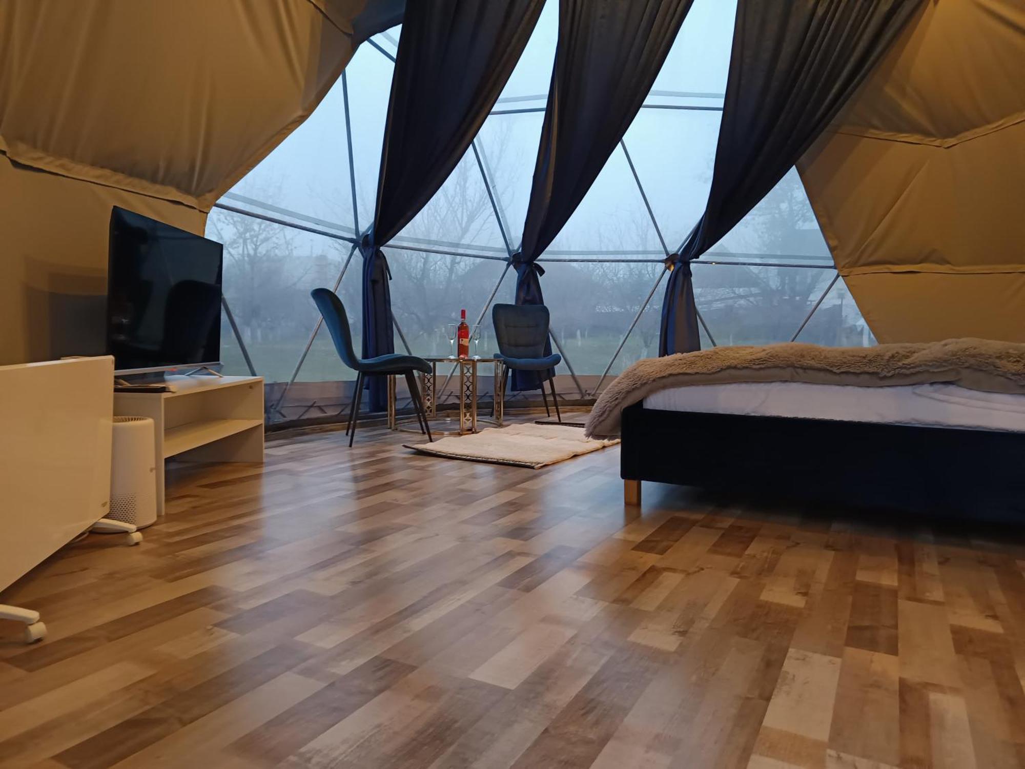 Hotel Sun Garden Glamping Domes à Călimăneşti Extérieur photo