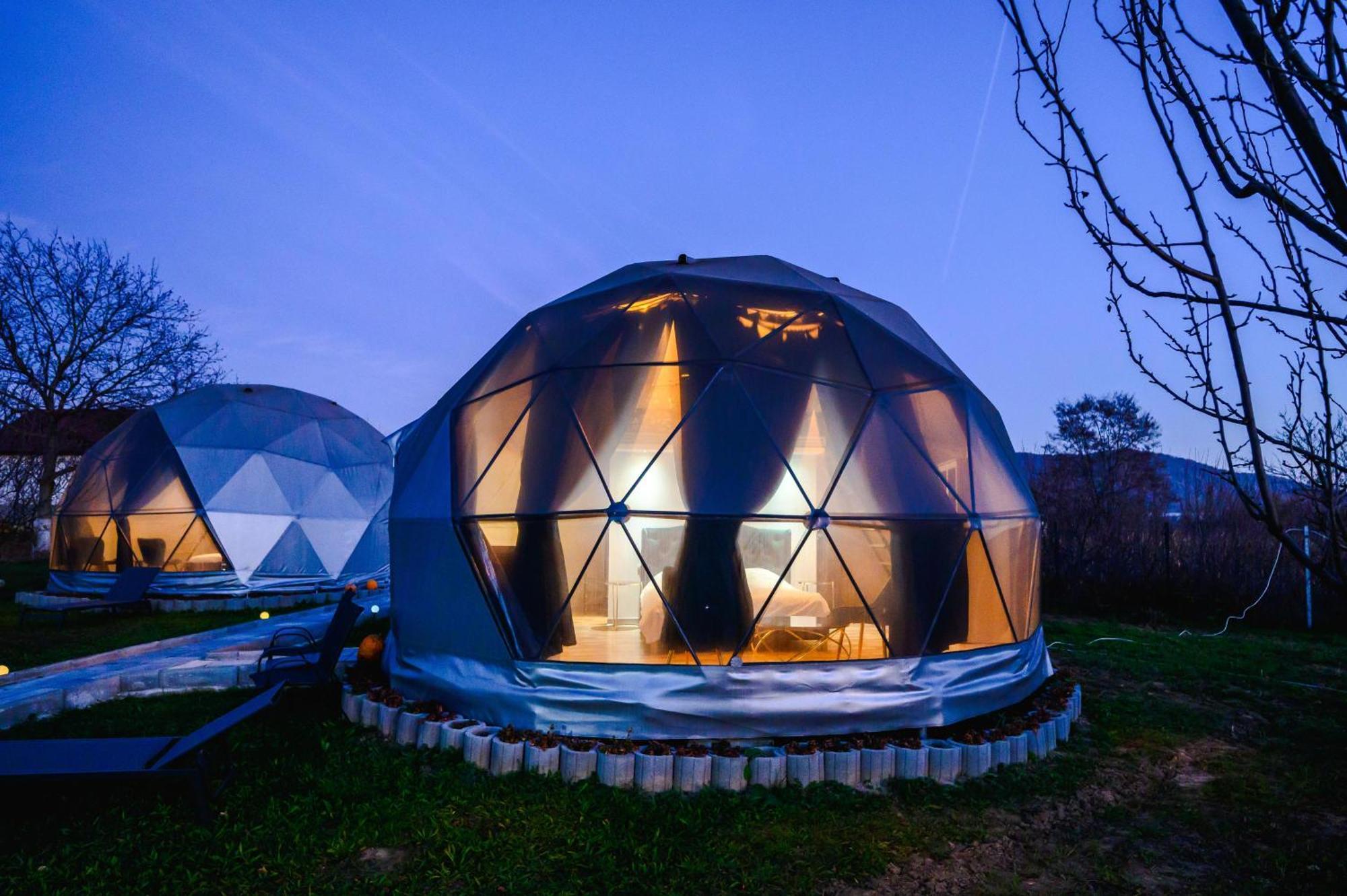Hotel Sun Garden Glamping Domes à Călimăneşti Extérieur photo
