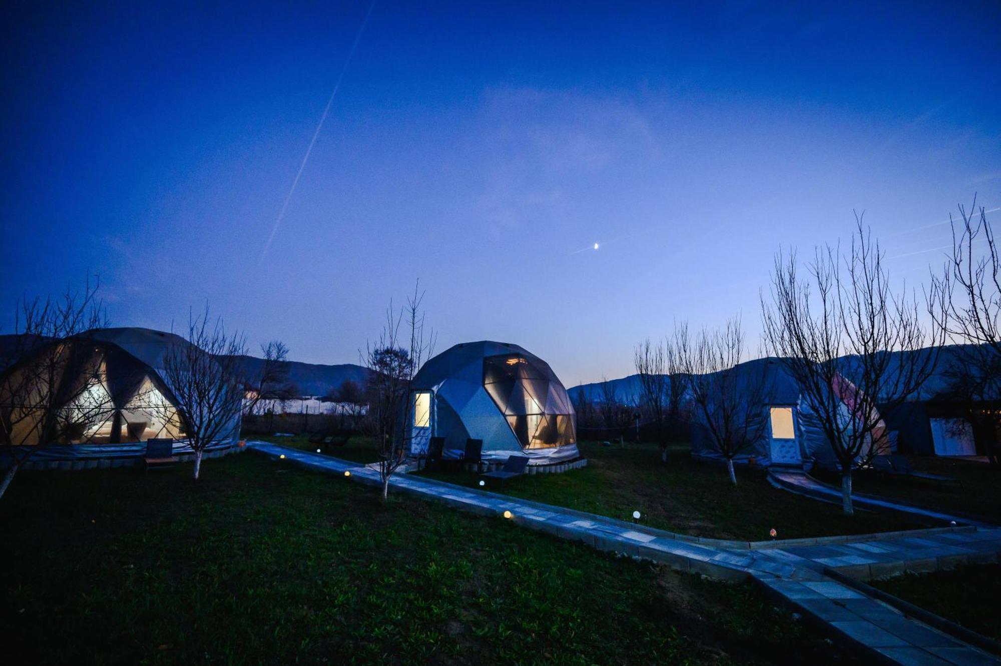 Hotel Sun Garden Glamping Domes à Călimăneşti Extérieur photo