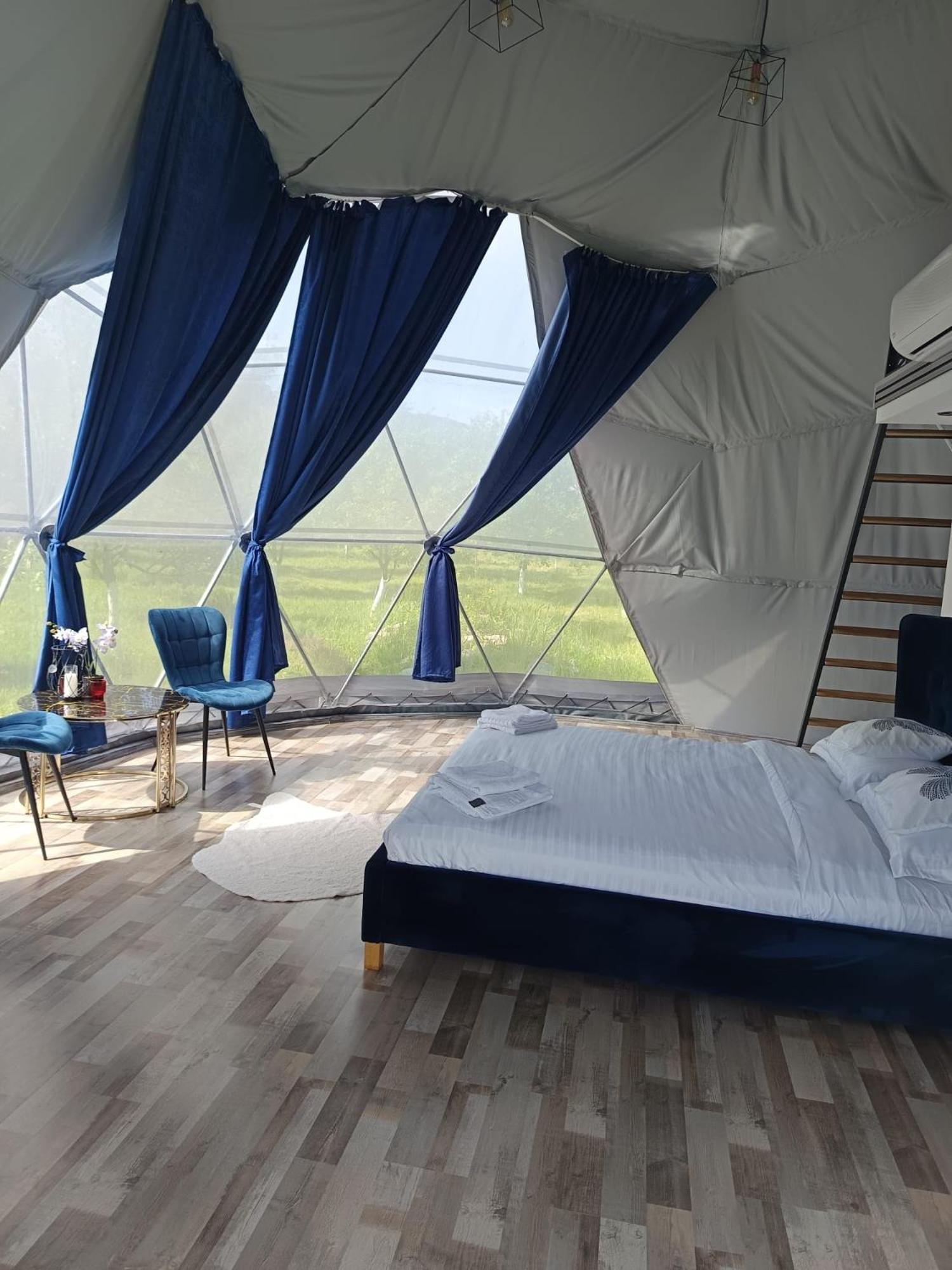 Hotel Sun Garden Glamping Domes à Călimăneşti Extérieur photo