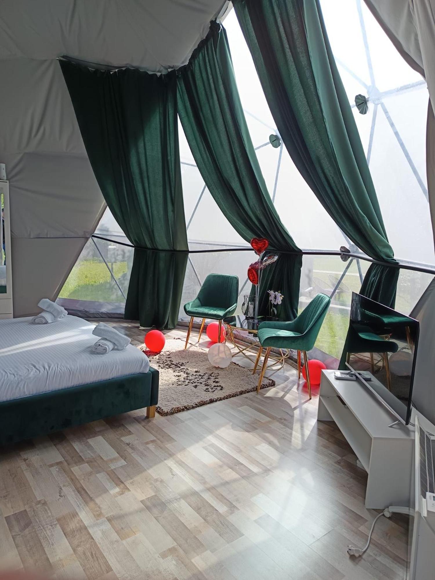 Hotel Sun Garden Glamping Domes à Călimăneşti Extérieur photo