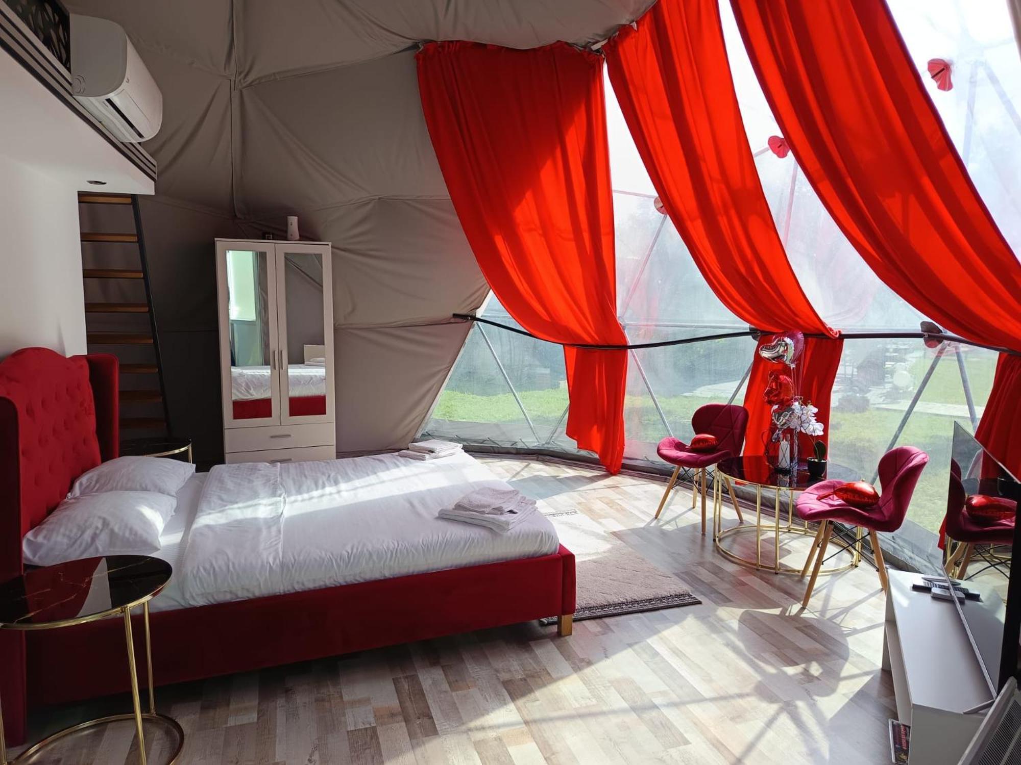 Hotel Sun Garden Glamping Domes à Călimăneşti Extérieur photo